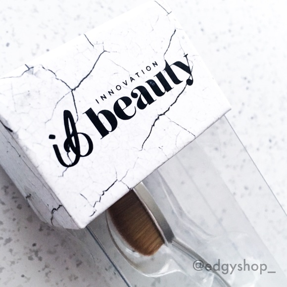 Innovation Beauty | Large Mermaid Makeup Brush - Picture 2 of 8